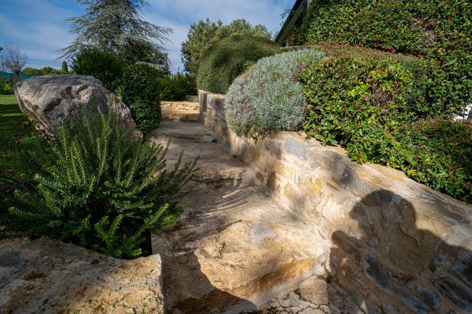 Aménagement d'une allée extérieure en pierres naturelles dans une villa, près d'Aix en Provence