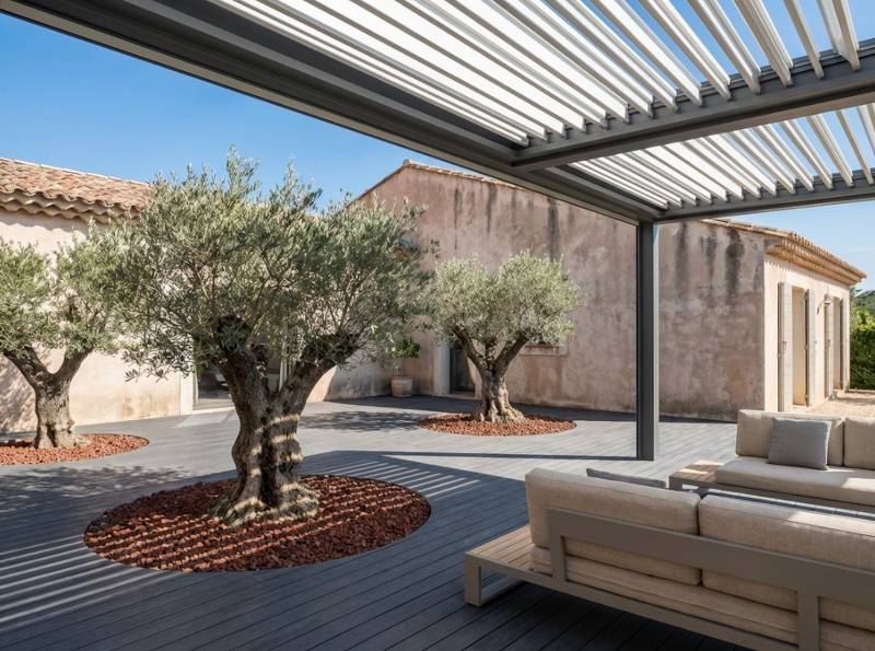 Terrasse moderne avec pergola et oliviers