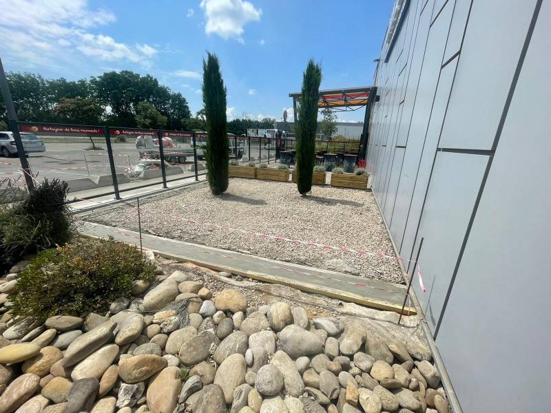 Aménagement d’une terrasse de dégustation pour une cave à vin à Avignon