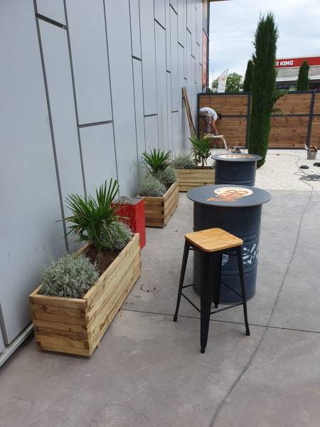 Aménagement d’une terrasse de dégustation pour une cave à vin à Avignon
